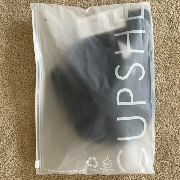 🆕 NWT CUPSHE Ruched Underwire Top & V-Front Hipster Bikini Set | Black & Gold ✨ - Picture 4 of 6